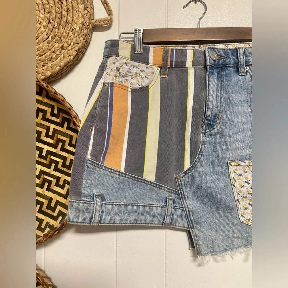 Urban Outfitters O BDG Assymetrical Denim Raw Hem
Patchwork Mini Skirt Size M - Picture 3 of 8